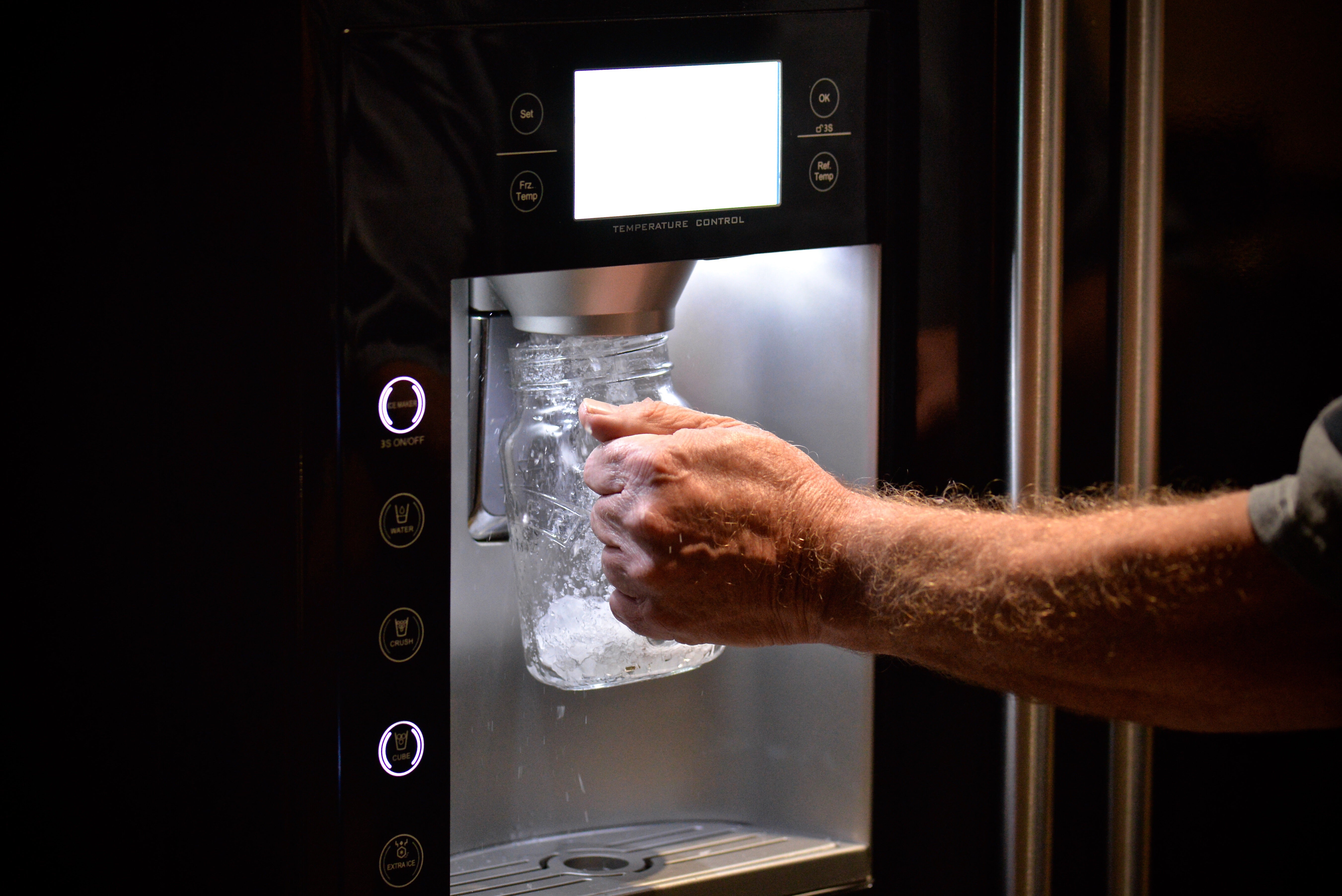 How Does a Kitchen Ice Maker Work?